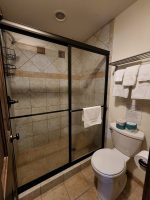 shady lawn lodge hotel room bathroom.jpg