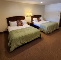 shady lawn lodge hotel room-3.jpg